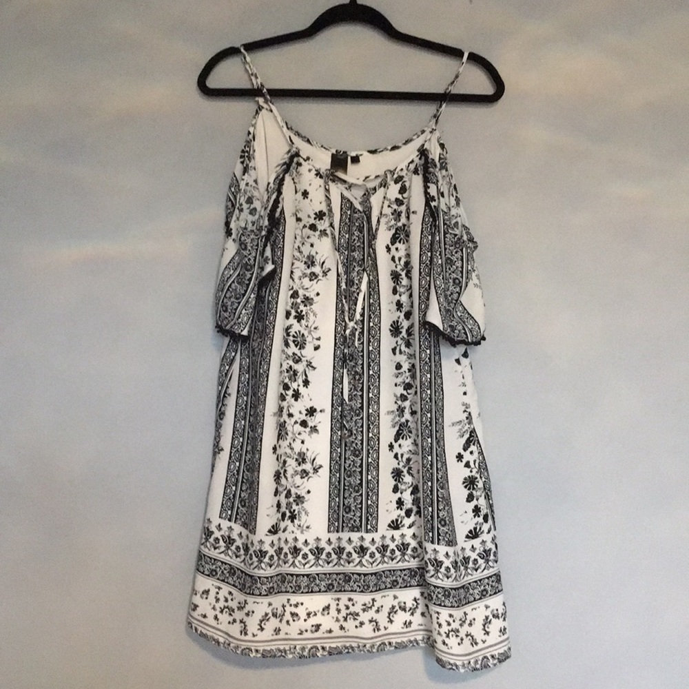 Patterned Off-Shoulder Dress - Picture 4 of 5